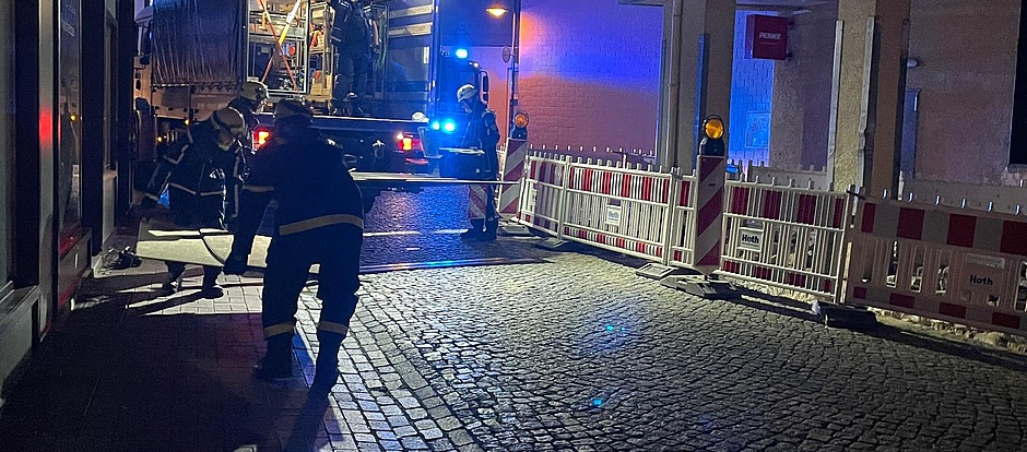 Nach einem nächtlichen Großbrand in Helmstedt, bei dem mehrere Personen gerettet wurden, hat das THW Helmstedt die Absicherung des beschädigten Gebäudes übernommen.